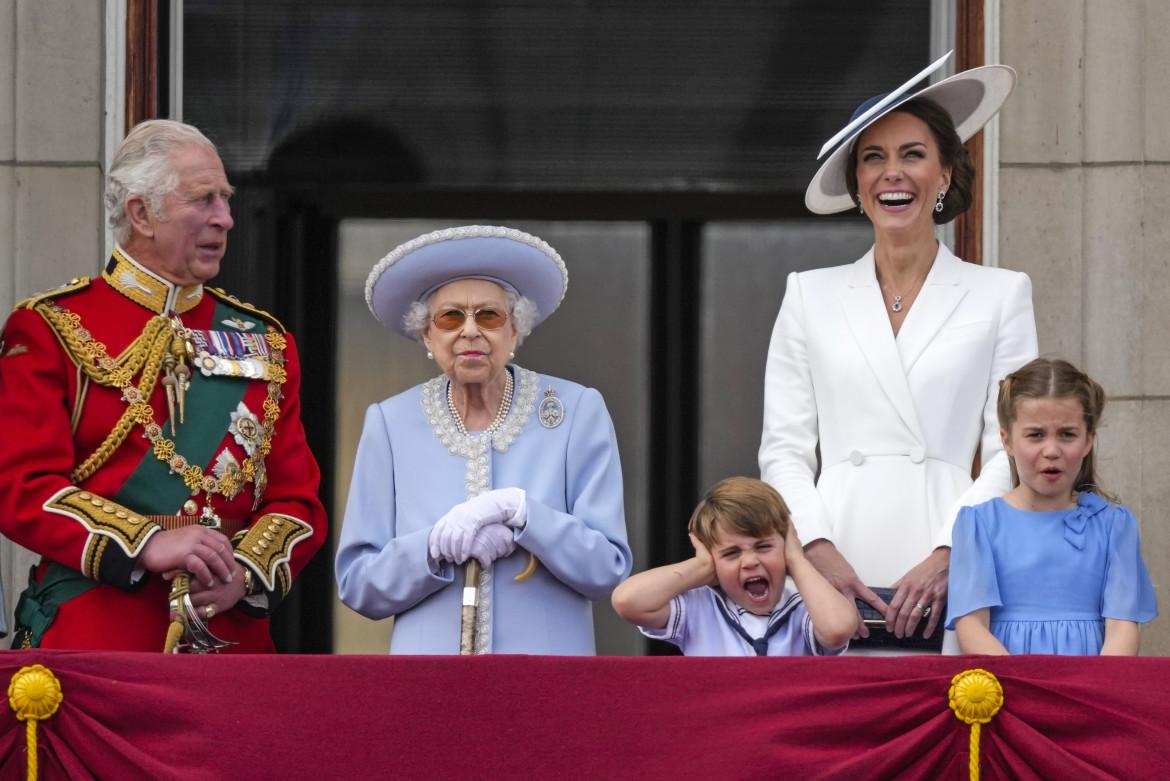Elisabetta con Carlo, Kate e i nipoti al Giubileo di Platino del 2022, foto Ap