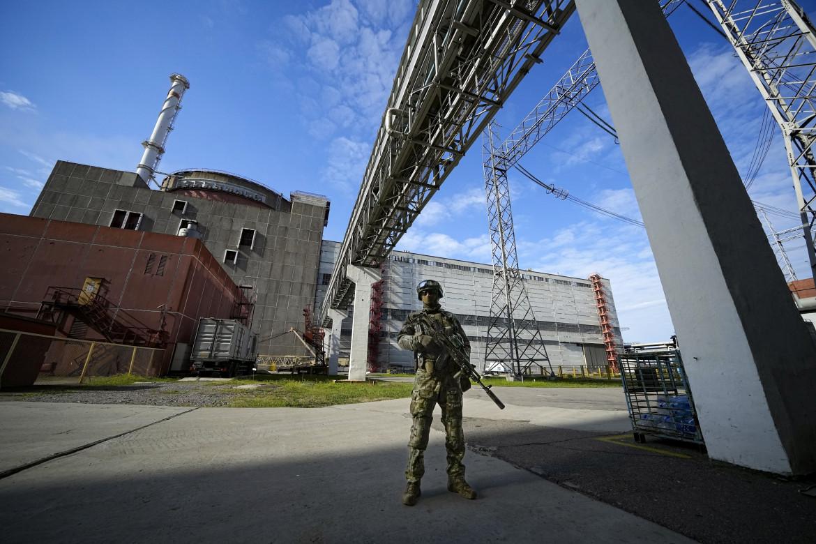 Un soldato russo nella centrale nucleare di Zaporizhzhia a maggio 2022, foto Ap