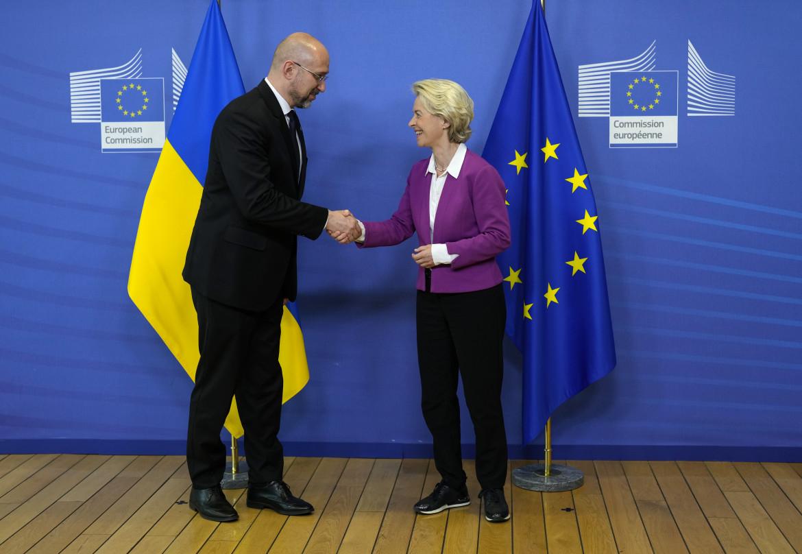 Il primo ministro ucraino Denys Shmyhal con Ursula von der Leyen a Bruxelles, foto Ap