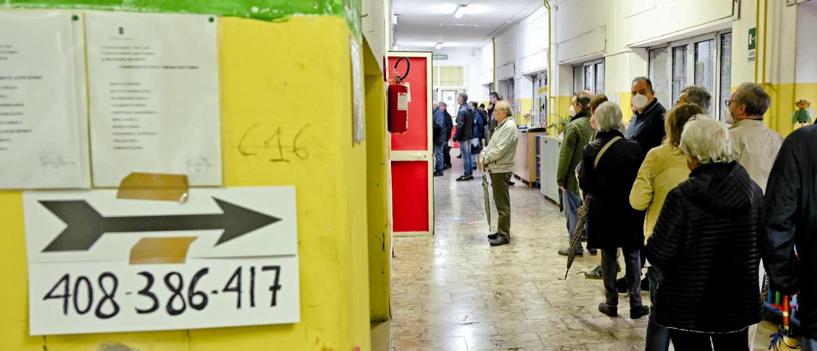 Elezioni politiche 2022, un seggio a Napoli - foto Ciro Fusco /Ansa