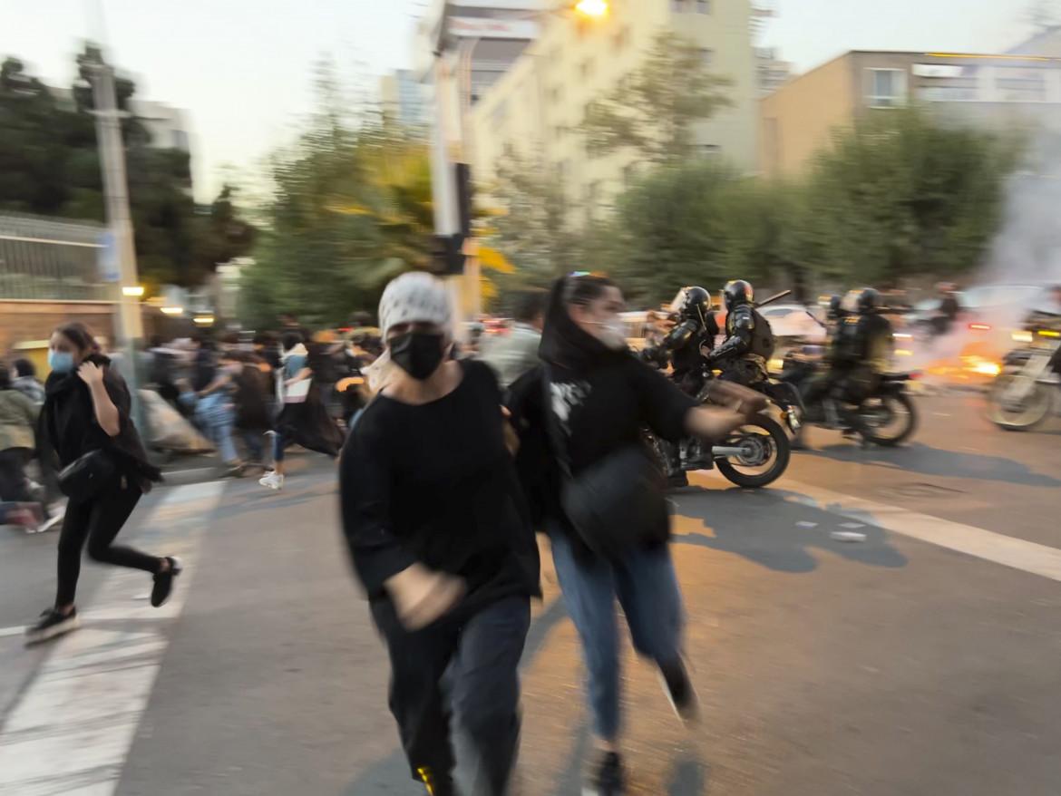 Tehran, una protesta in piazza per la morte di Mahsa Amini, foto Ap