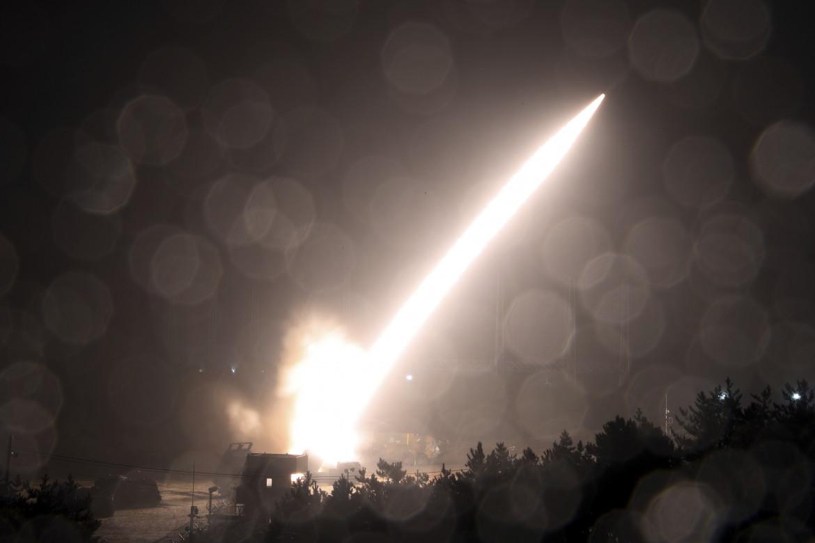Prove muscolari a est: missili Usa contro il super razzo di Kim