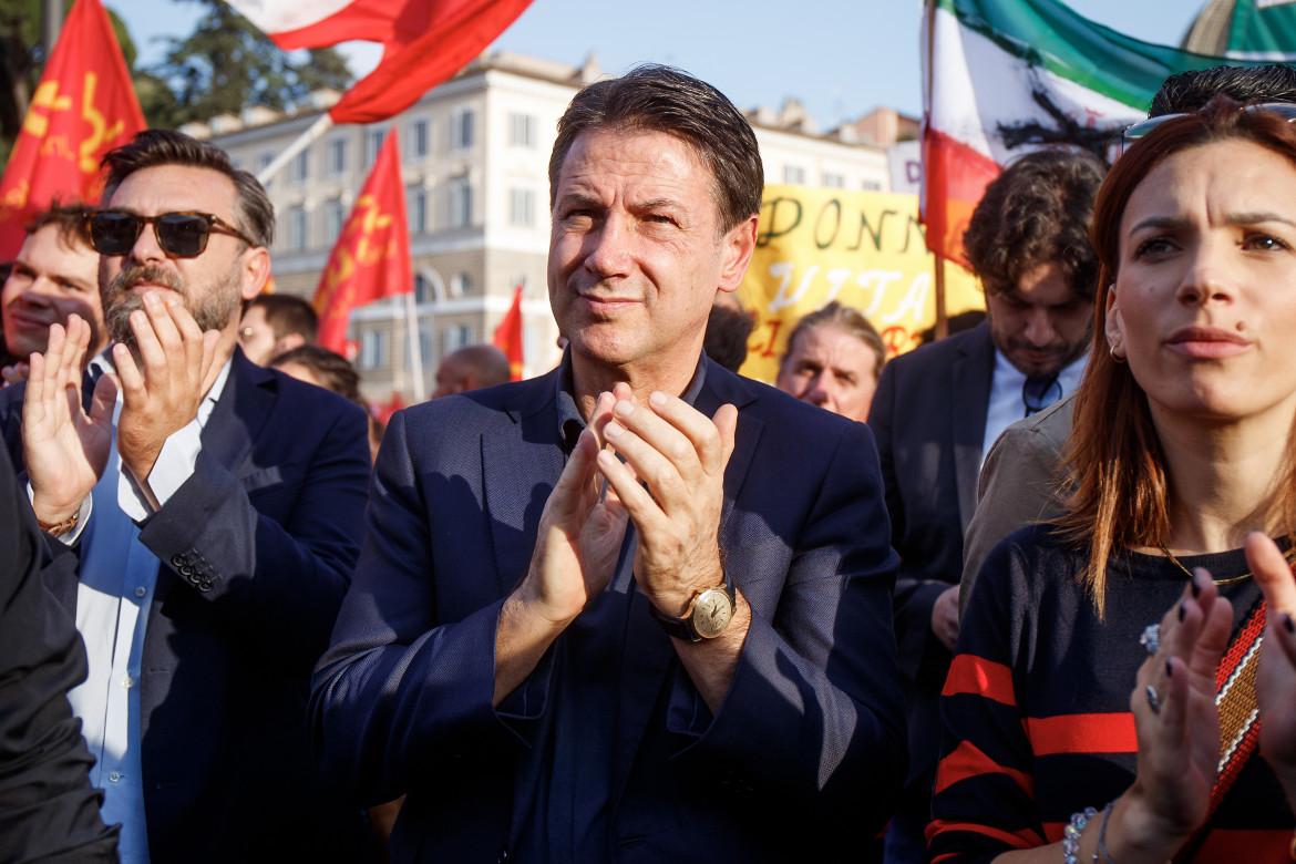 Il leader del M5s Giuseppe Conte in piazza con la Cgil