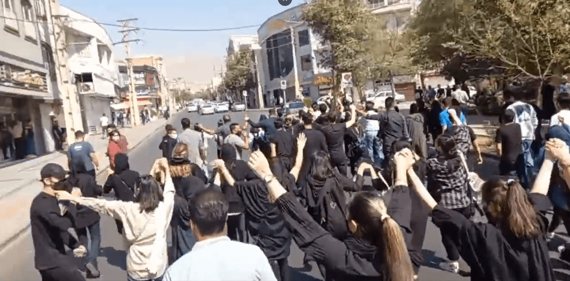 «Non abbiamo più paura». Marce, scioperi e scontri in Iran