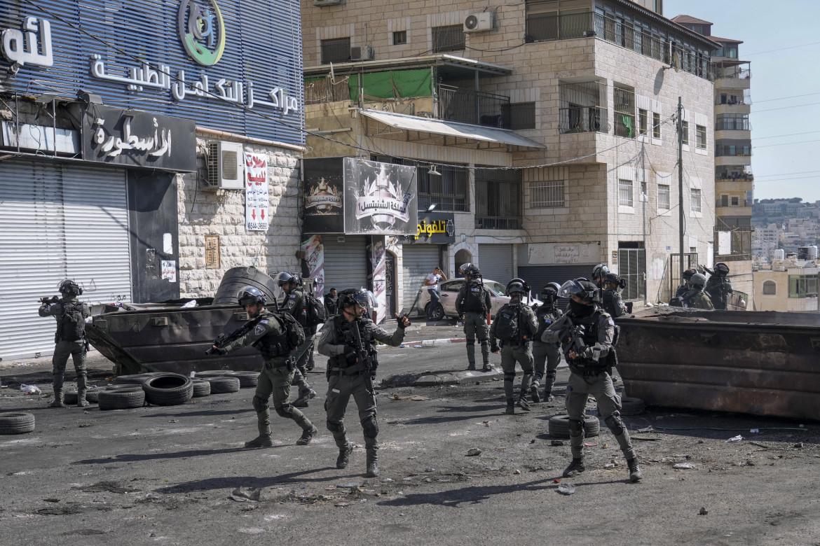 Caccia all’attentatore, Shuafat circondato. Muore bambino palestinese ferito