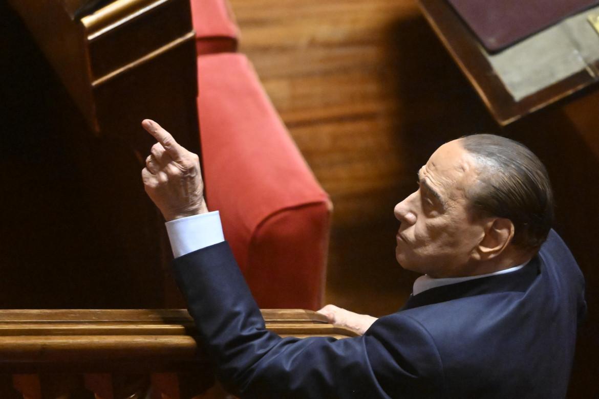 Governo sì, ma indebolito. La tregua finta di Berlusconi