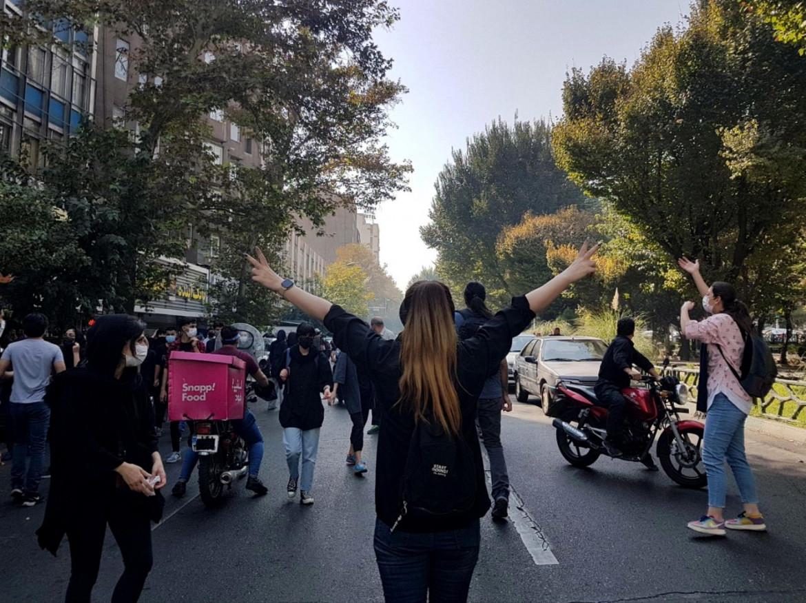 «Donna, vita, libertà», il grido degli studenti per le strade dell’Iran