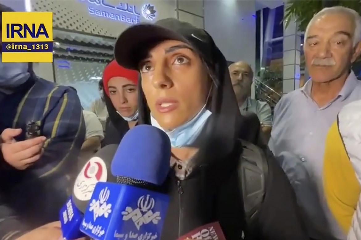 «Eroina»: la folla a Teheran acclama Elnaz Rekabi