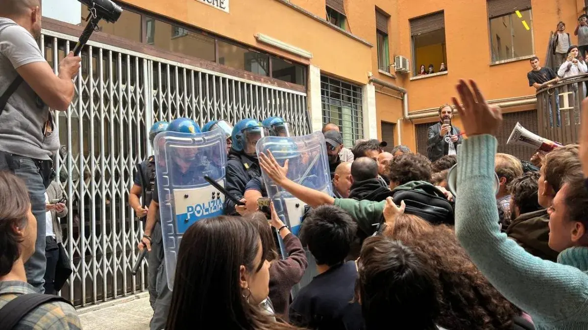 Scontri tra la polizia e studenti all’Università La Sapienza, foto da Twitter