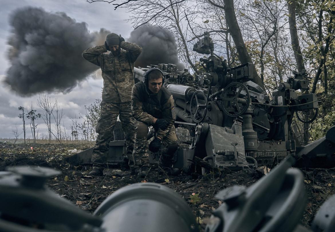 Soldati ucraini fanno fuoco con degli M777 Horowitzer nel Donetsk foto Ap