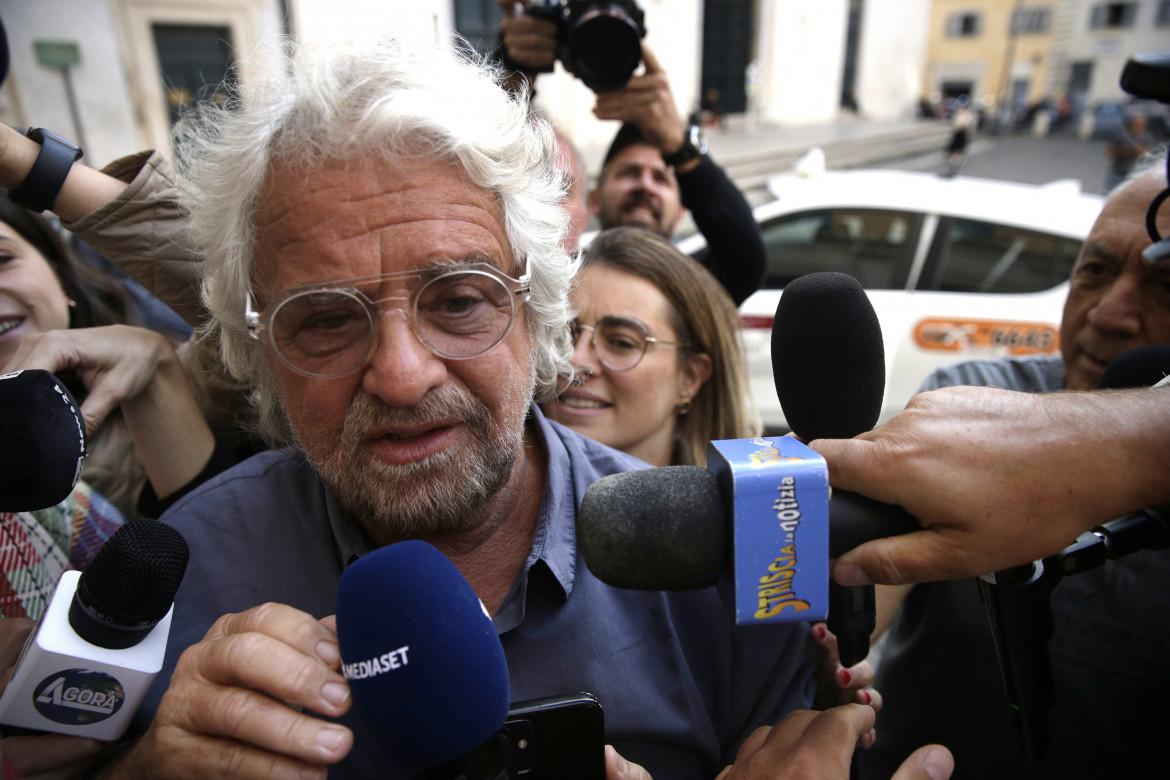 Grillo torna a Roma e ritrova il Movimento 5 Stelle all’opposizione