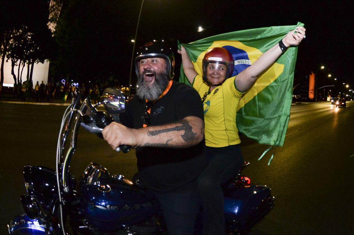 Sostenitori di Bolsonaro dopo la chiusura delle urne a Brasilia (Ap)