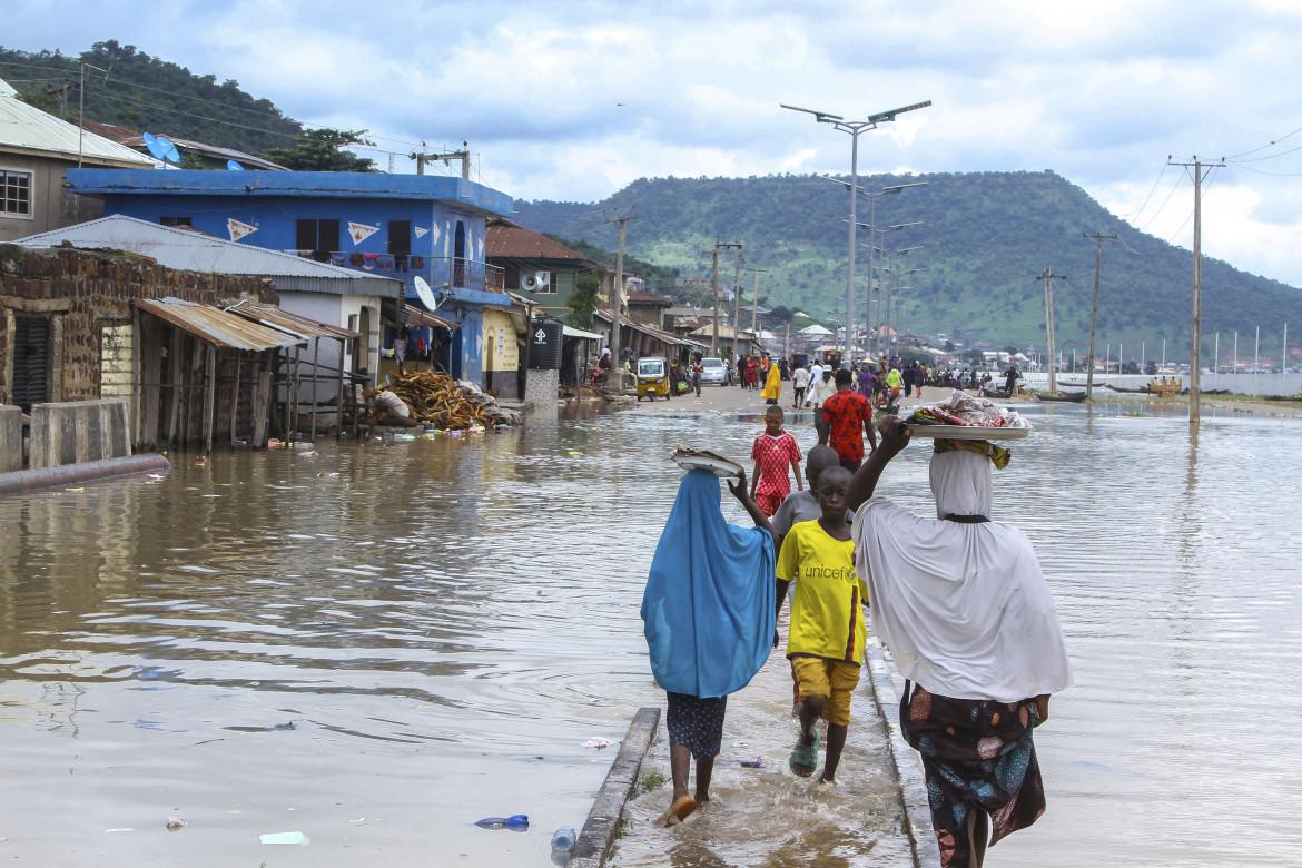 Dalla siccità alle inondazioni. 600 vittime in Nigeria, ma l’emergenza climatica è regionale