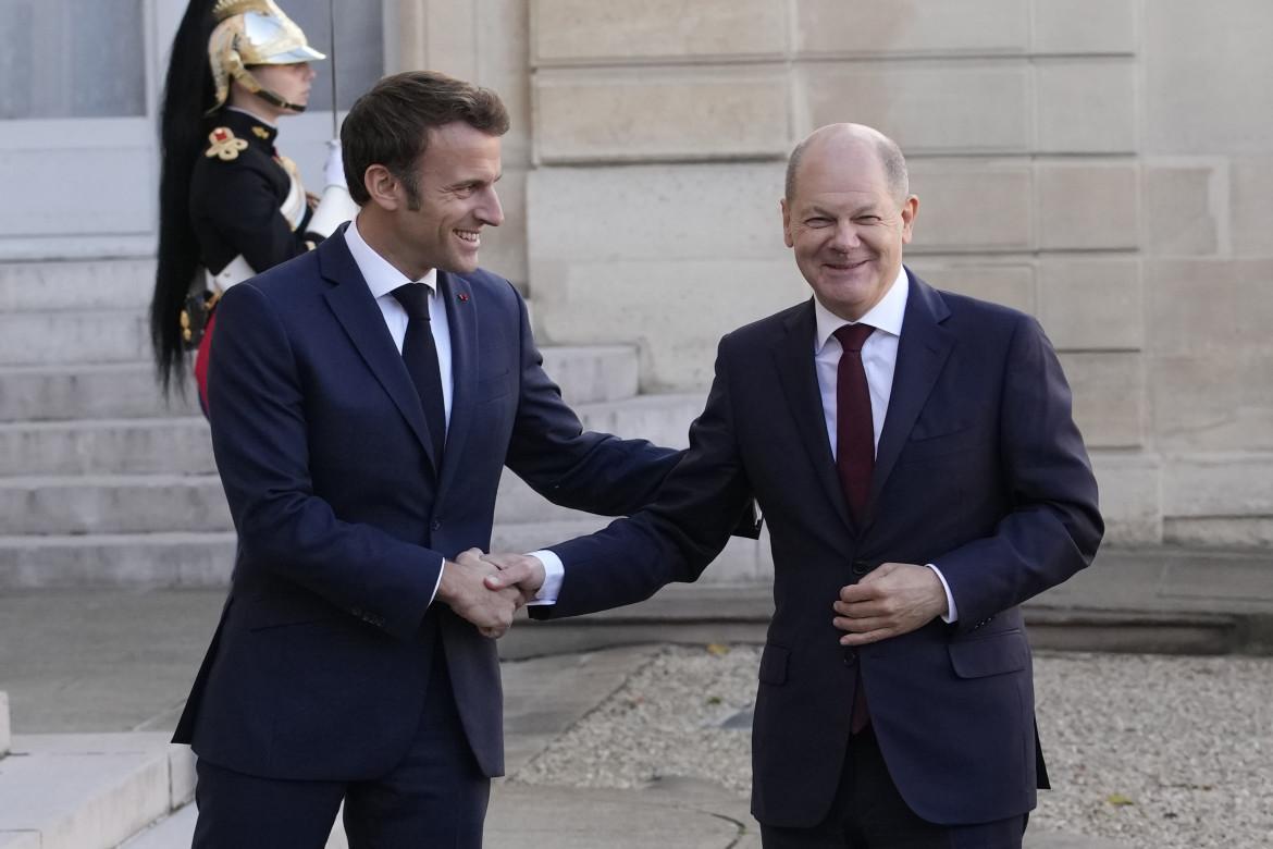 Macron-Scholz, dietro i sorrisi forzati le divisioni