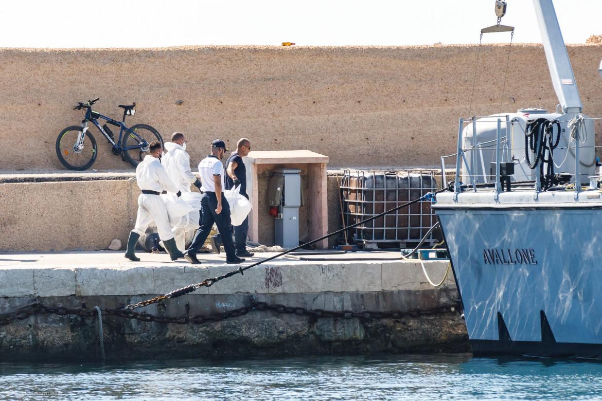 Fiamme sul barcone: muoiono due bimbi a poche miglia da Lampedusa