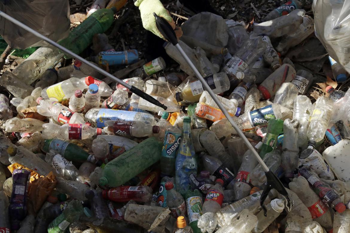 Stop dell’Ue alle confezioni  di plastica: solo riciclo e riuso