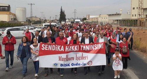 La protesta dei lavoratori dello stabilimento Philip Morris a Smirne