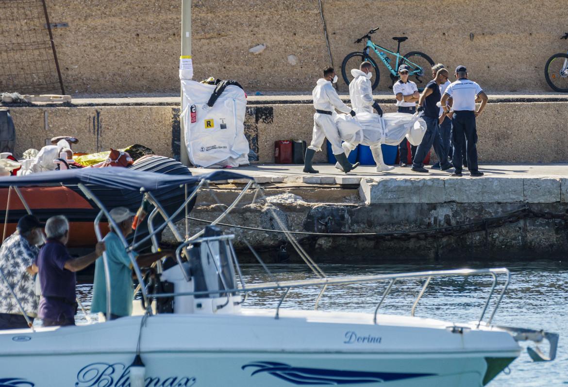 Lampedusa, sbarca il cadavere di un bimbo. La madre: «In Italia per curarlo»