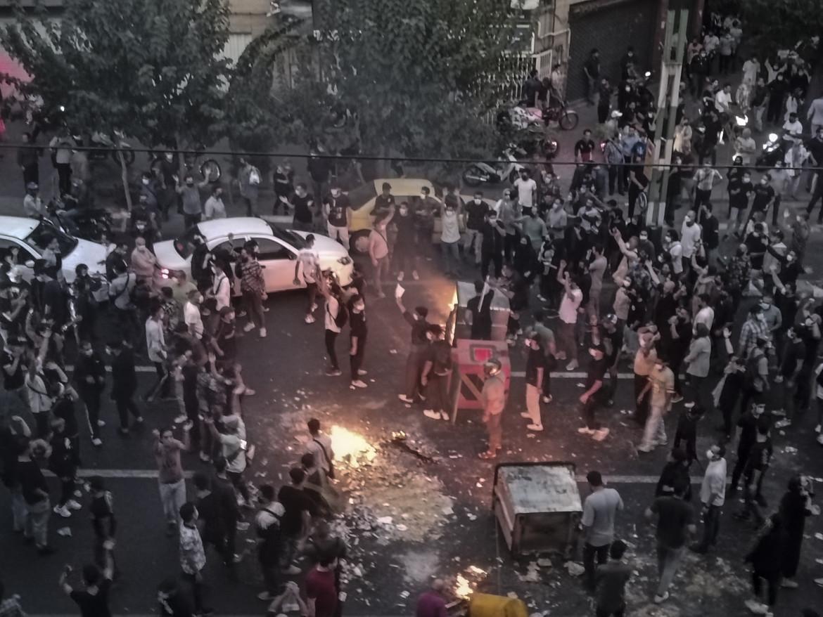 Sopra la rivolta iraniana piovono condanne a morte