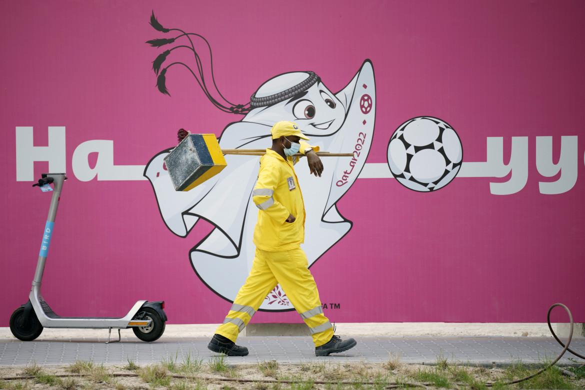 Un murale a Doha con «La’eeb», la mascotte dei mondiali 2022 foto Ap
