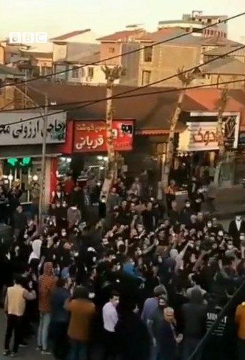 foto Manifestanti in corteo per le strade iraniane