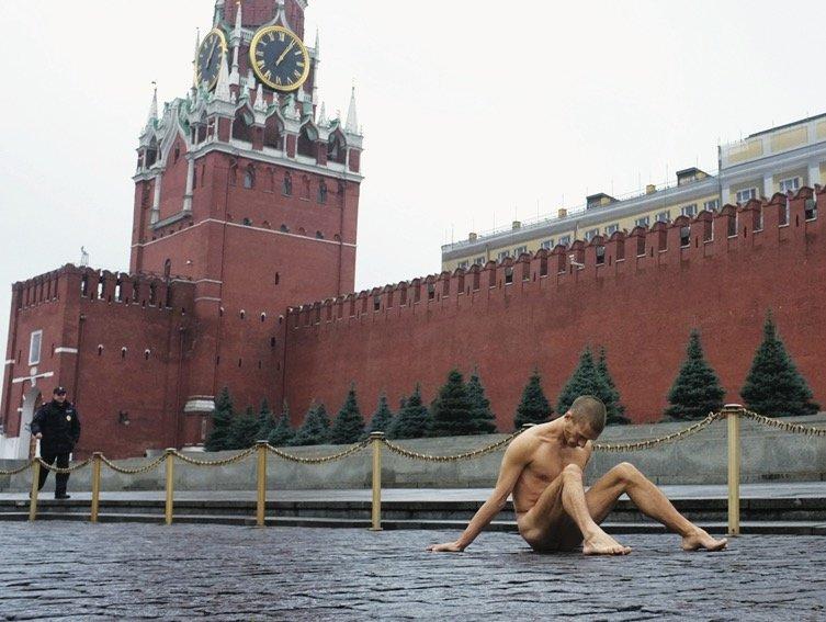 Un’azione di protesta sulla Piazza Rossa di Mosca dell’artista dissidente Pyotr Pavlensky
