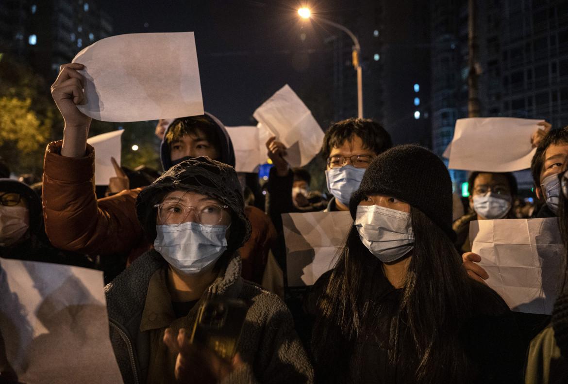 Pechino, manifestanti in strada con fogli bianchi, protesta contro la censura foto Kevin Frayer/Getty Images