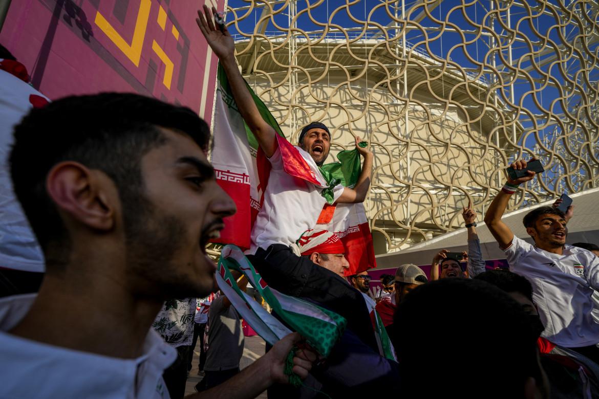 Tifosi iraniani festeggiano la vittoria contro il Galles foto Ap/Manu Fernandez