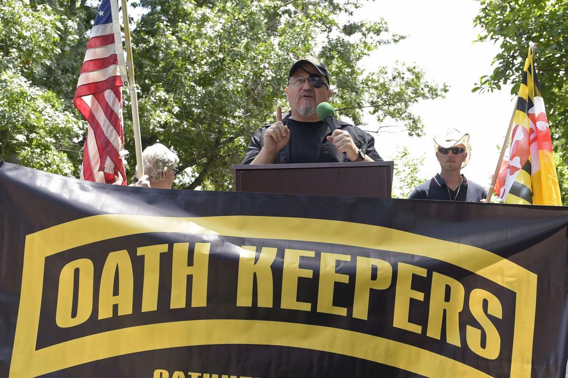 Stewart Rhodes, il fondatore degli Oath Keepers, in una manifestazione nei pressi della Casa bianca nel 2017, foto Ap