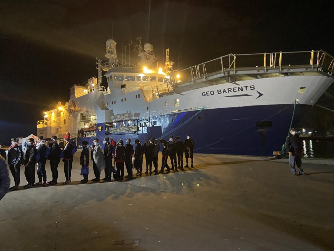 Le Ong nel porto di Catania: «Non usciamo. Devono sbarcare tutti i naufraghi»