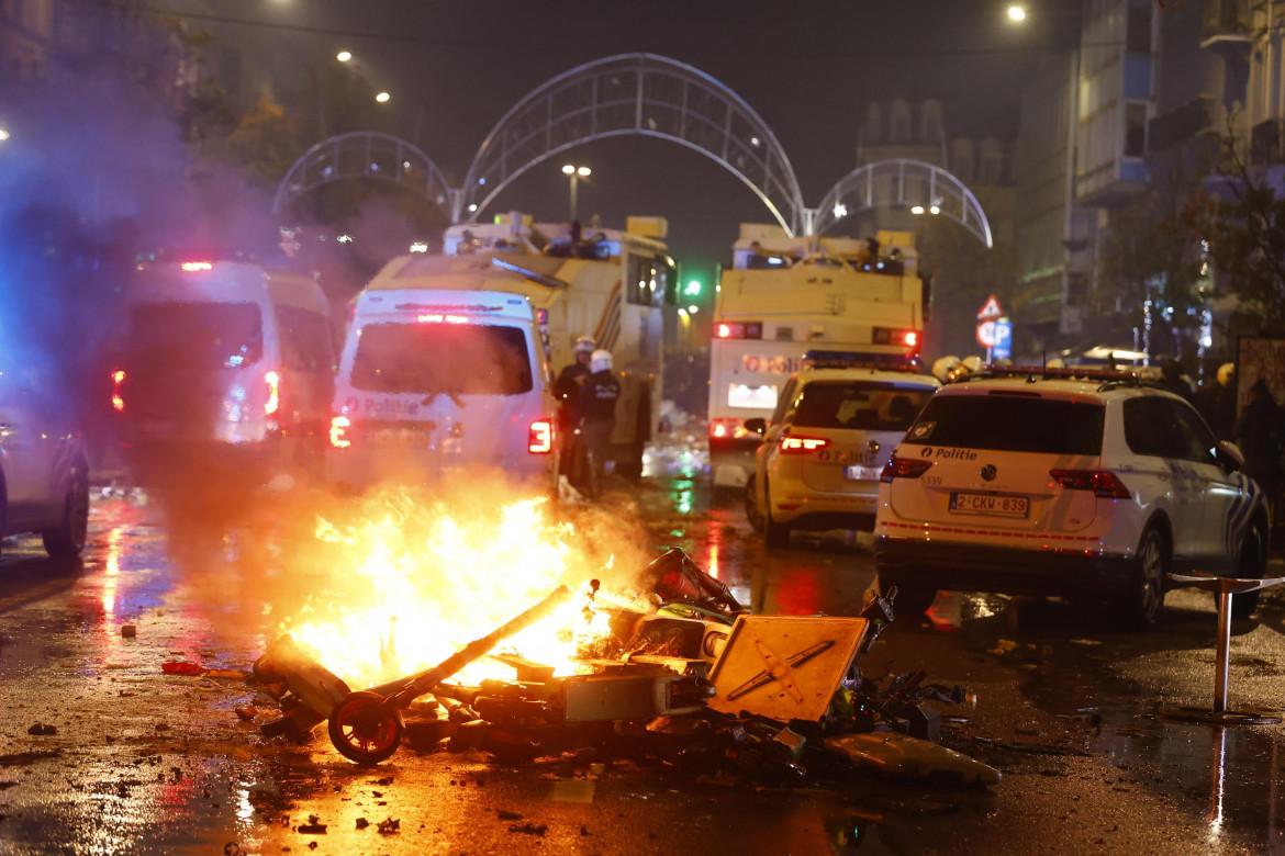 Gli scontri a Bruxelles dopo la vittoria del Marocco sul Belgio ai mondiali di calcio in Qatar, foto Ansa