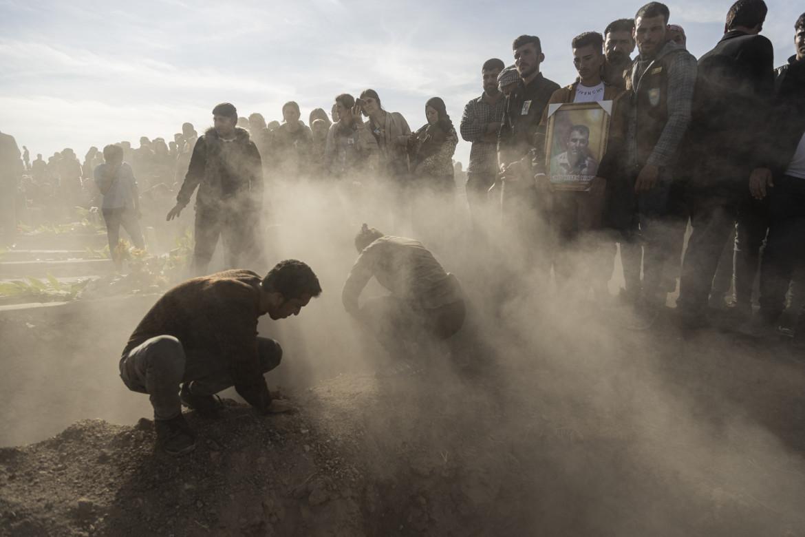 Terzo giorno di bombe turche sul Rojava. Usa e Russia si defilano
