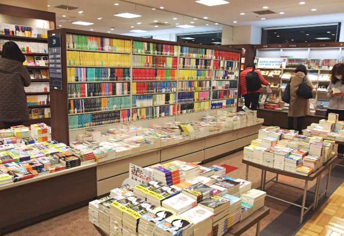 Giappone, si legge tanto ma le librerie svaniscono