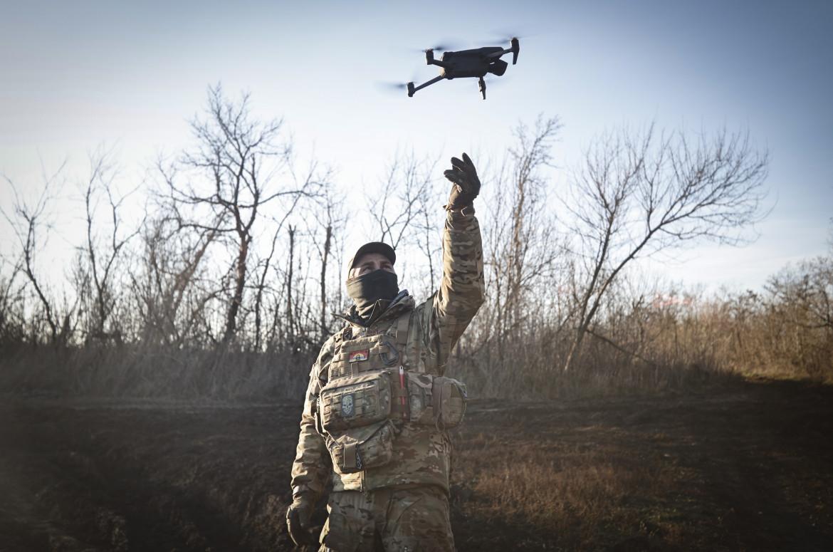 Un soldato ucraino fa volare un drone da ricognizione in una località nella regione di Donetsk foto Roman Chop/Ap