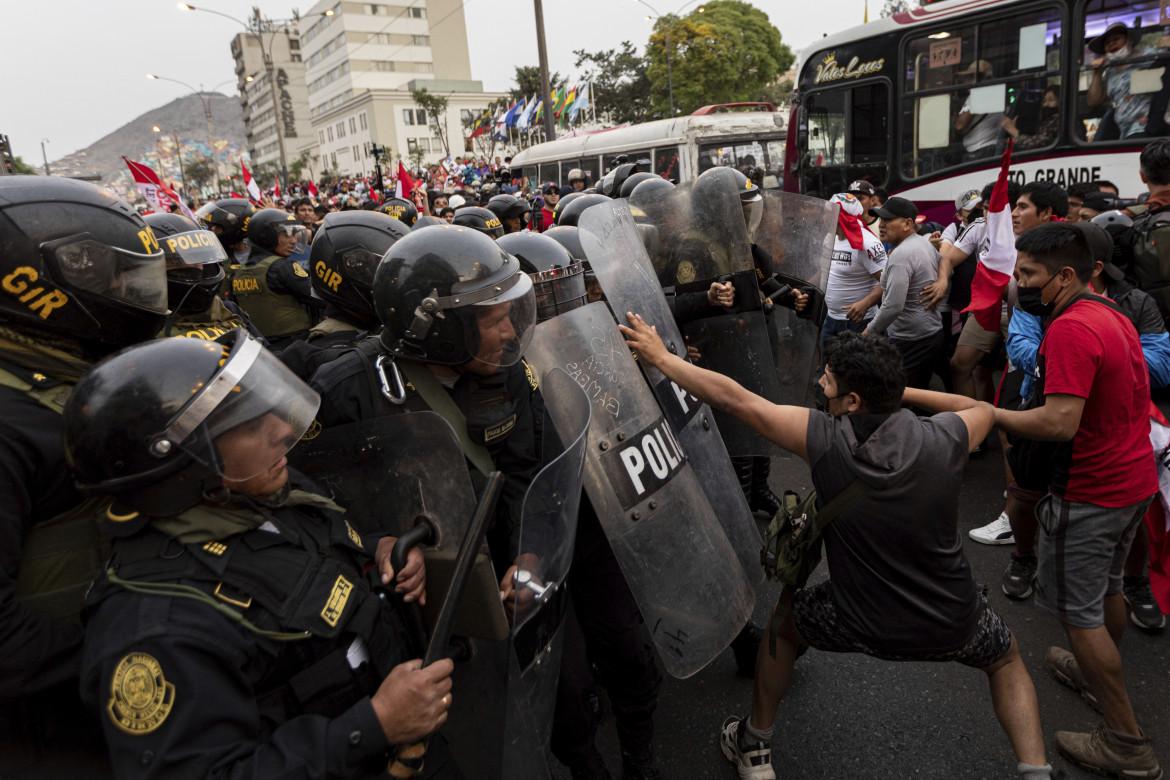 Perù, proteste contro l’arresto di Castillo