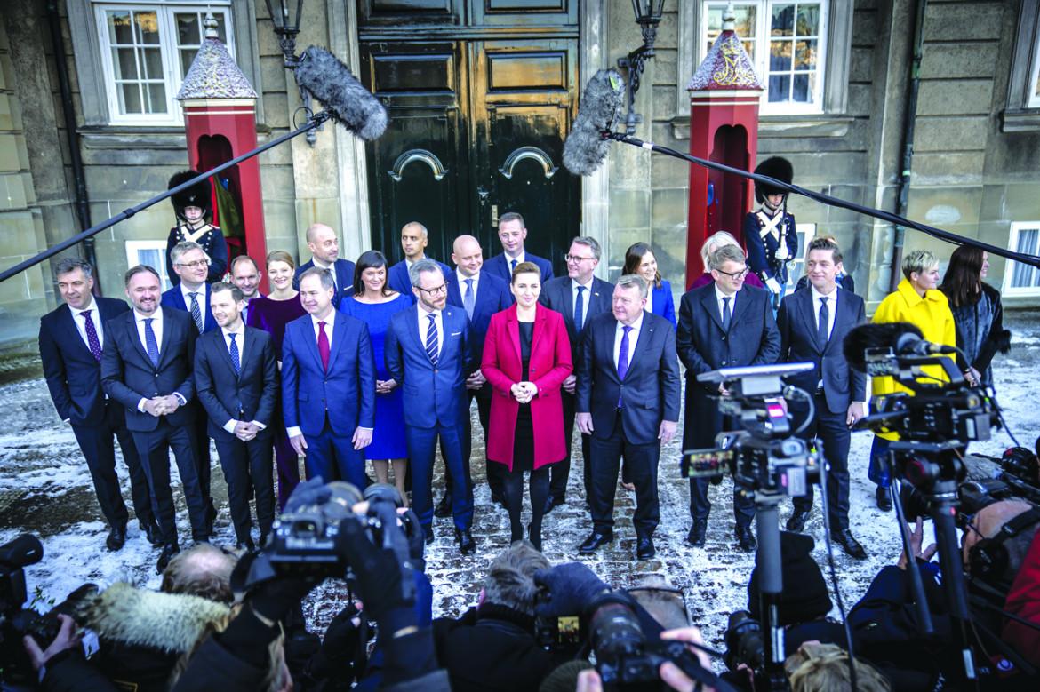 Il governo di grande coalizione danese punta verso destra