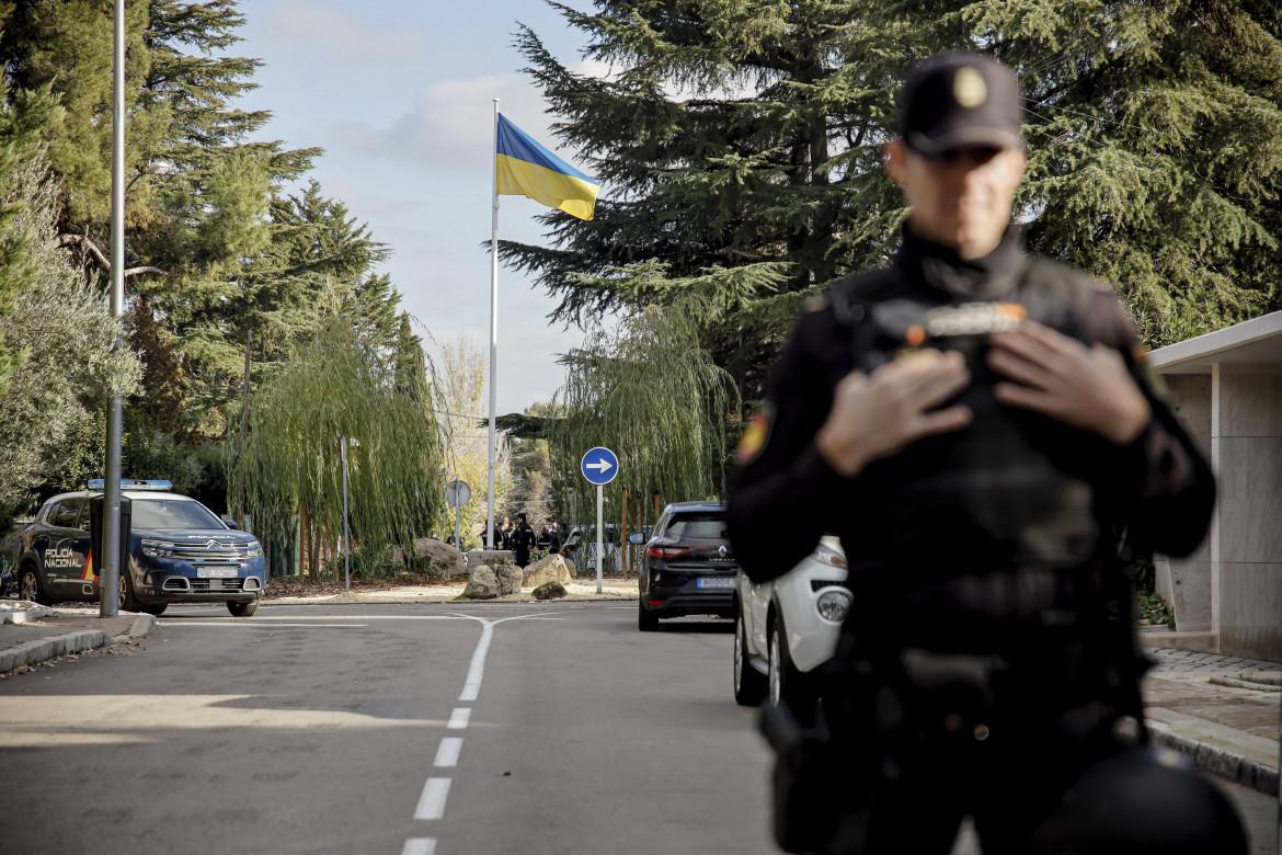 Il presidio della polizia spagnloa all'ambasciata ucraina a Mdrid dopo il pacco bomba, foto Europa Press via Ap
