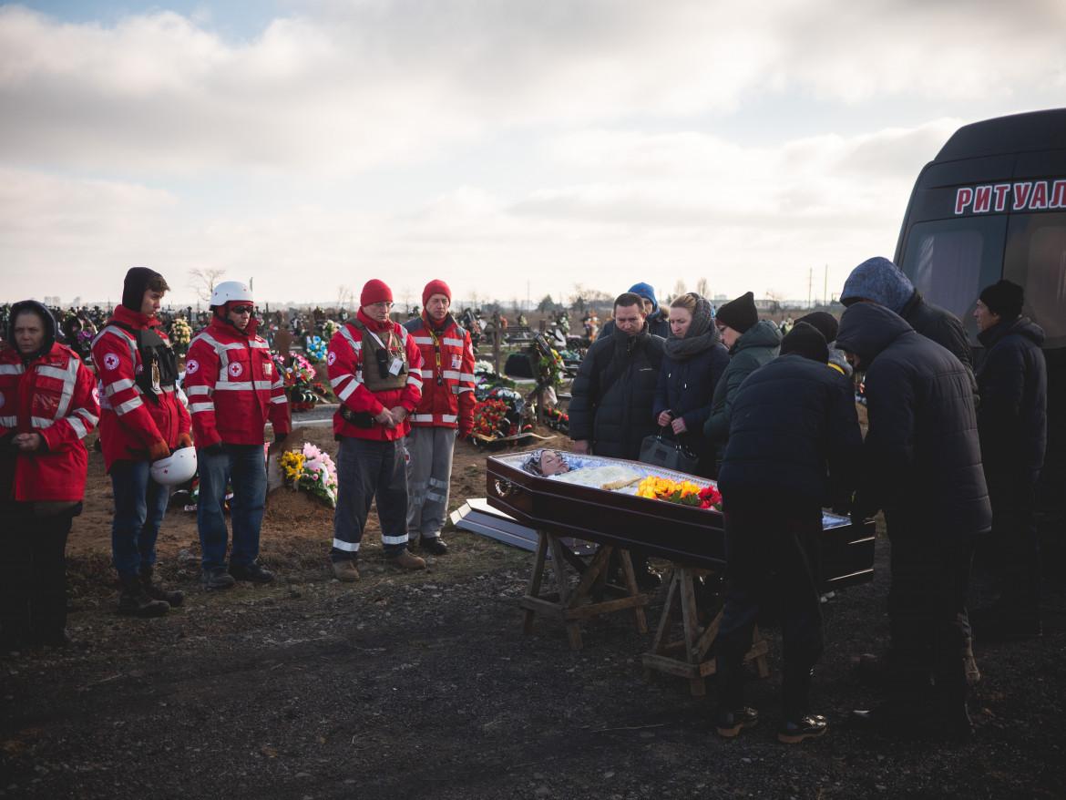 Il funerale di Inna, l'operatrice della Croce Rossa morta giovedì scorso a Kherson foto di Alfredo Bosco