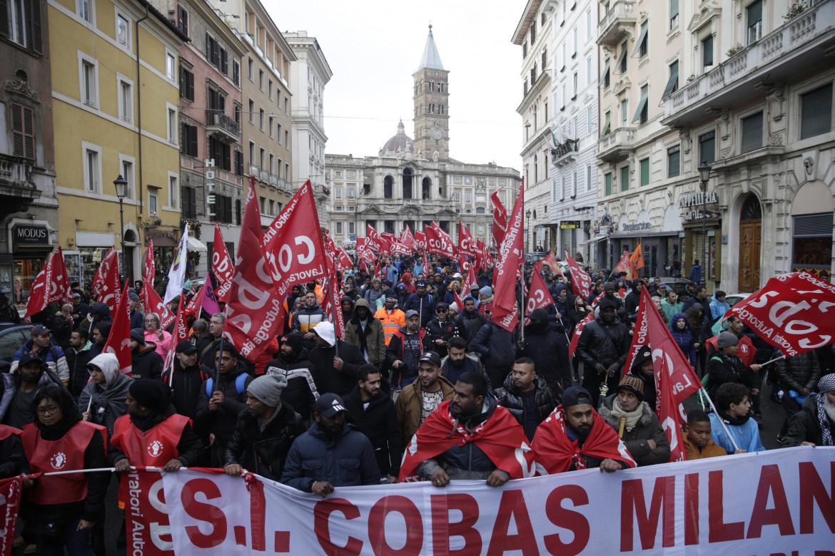 «Abbassate le armi, alzate i salari»: a Roma contro la guerra e il governo Meloni