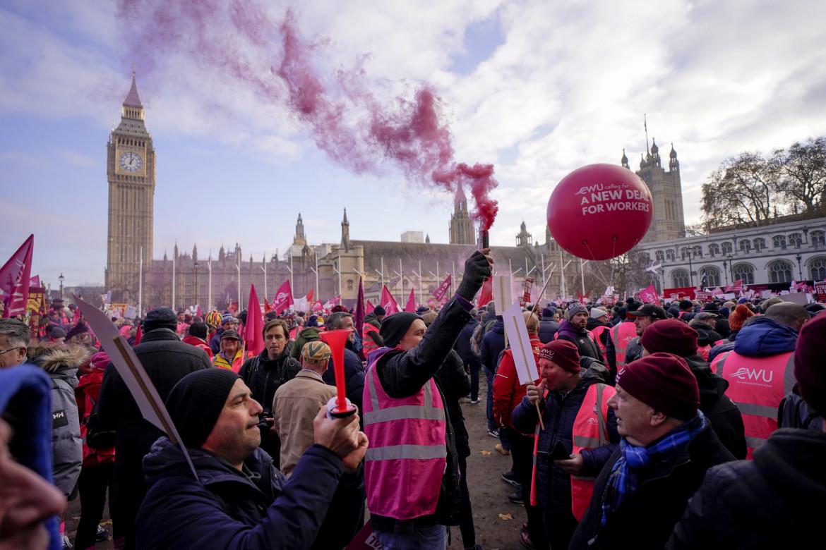 Natale senza cartoline  e pacchi, l’Inghilterra sciopera