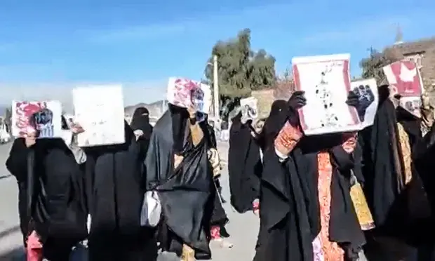 Donne partecipano alla protesta nella provincia del Sistan e Balucistan foto Getty Images