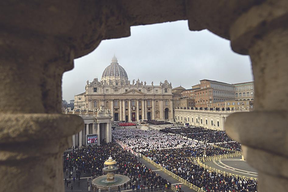 Benedetto XVI è nella tomba. Si apre il tiro al papa regnante