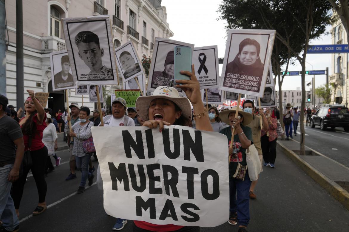 L’ira del Perù, migliaia sfidano il coprifuoco e marciano verso Lima