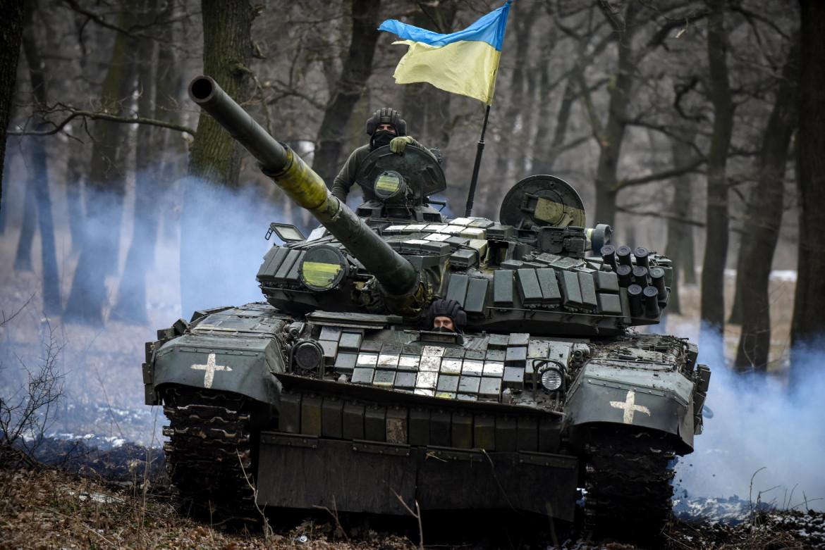 Un carro armato ucraino nel Donetsk, foto Epa