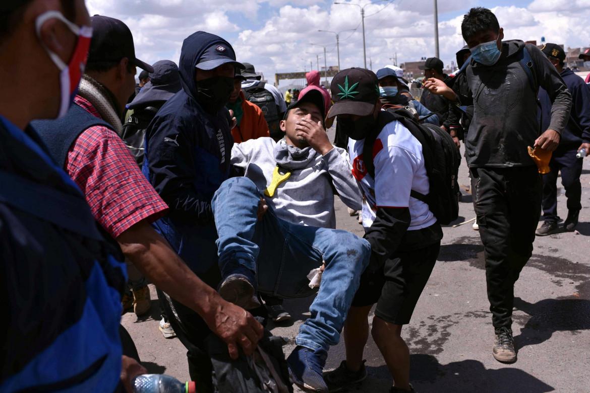 Perù, le forze di sicurezza sparano sui manifestanti: 17 vittime