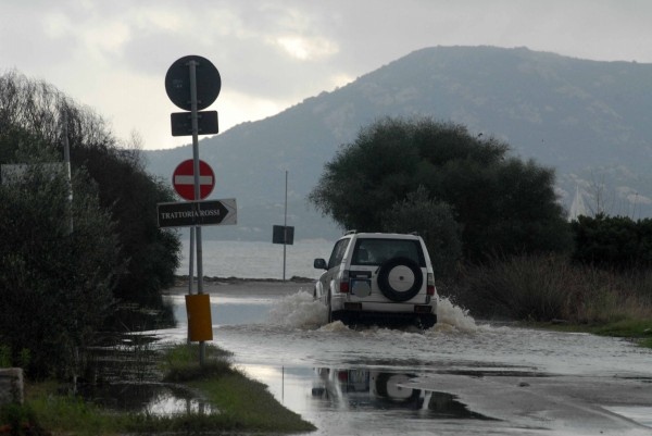 Bitume vicino alla foce, emergenza  inquinamento a Olbia e Arzachena