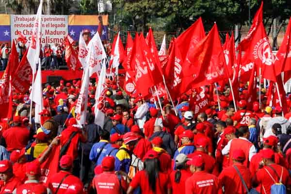 Caracas, il paese diviso scende in piazza