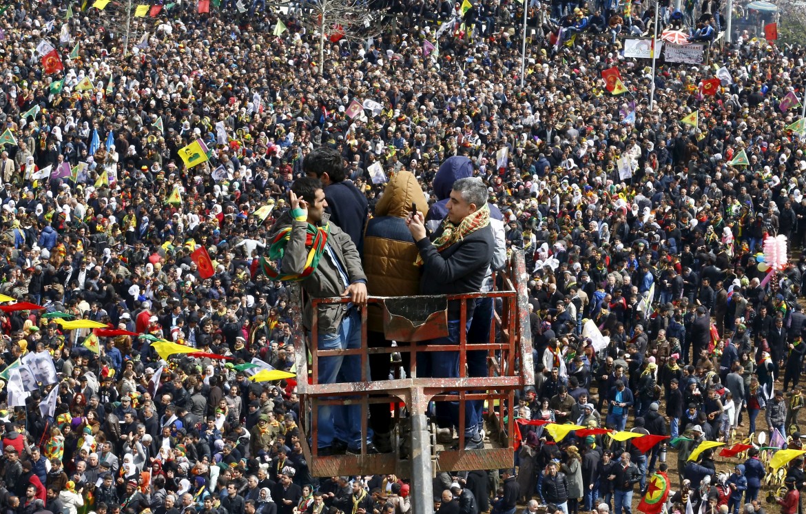 newroz capodanno turco a dyarbakir foto lapresse-reuters 4