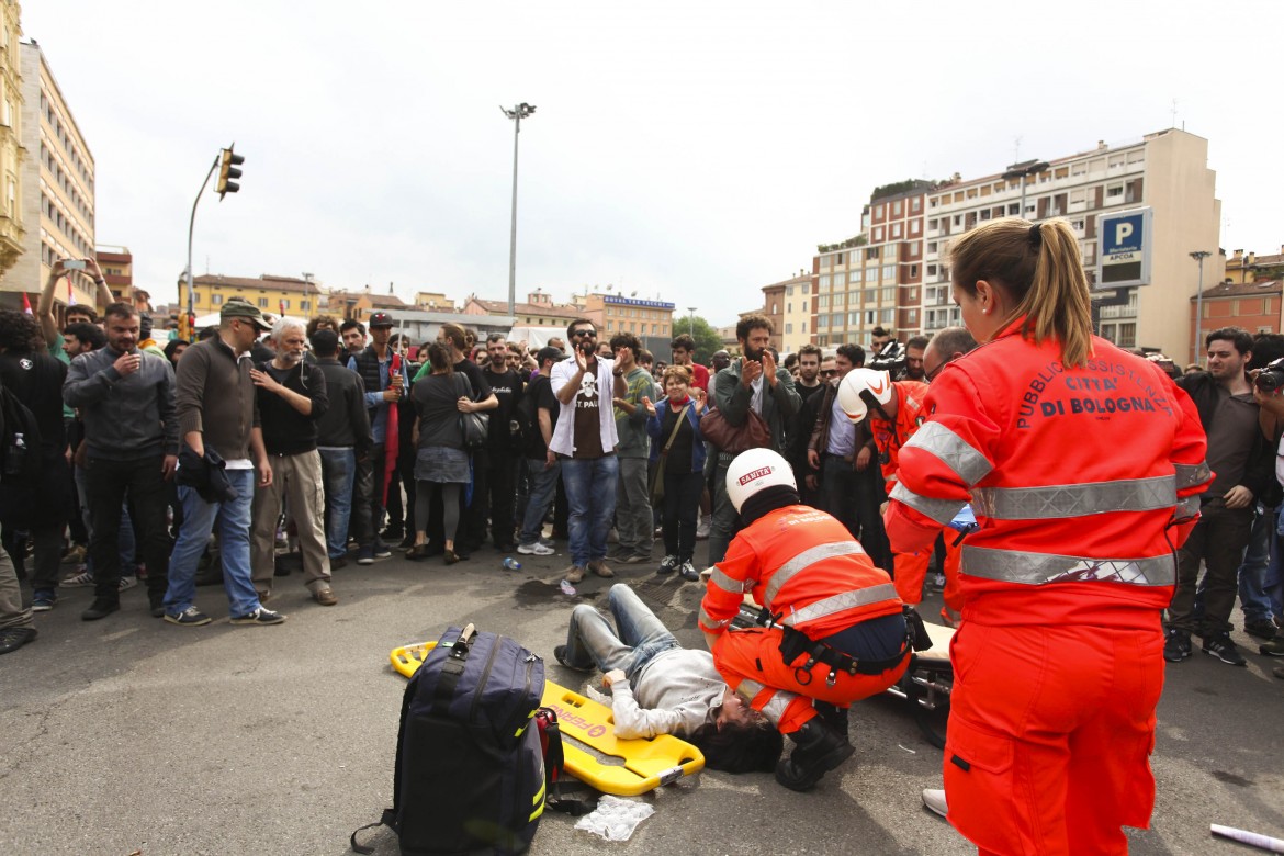 renzi contestato bologna 3 maggio 2015 lapresse 3