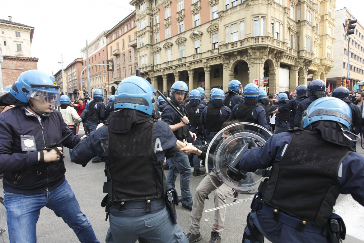 renzi contestato bologna 3 maggio 2015 lapresse 4